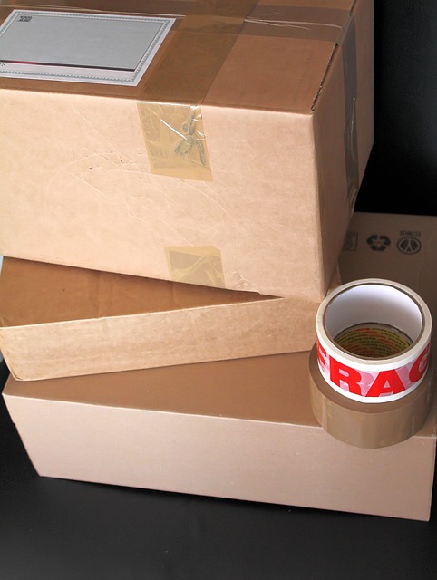 kartonové krabice a lepicí páska