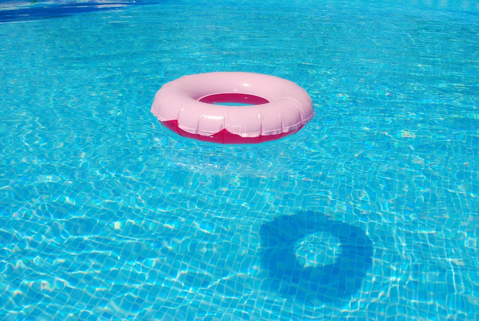V létě je bazén prima. 