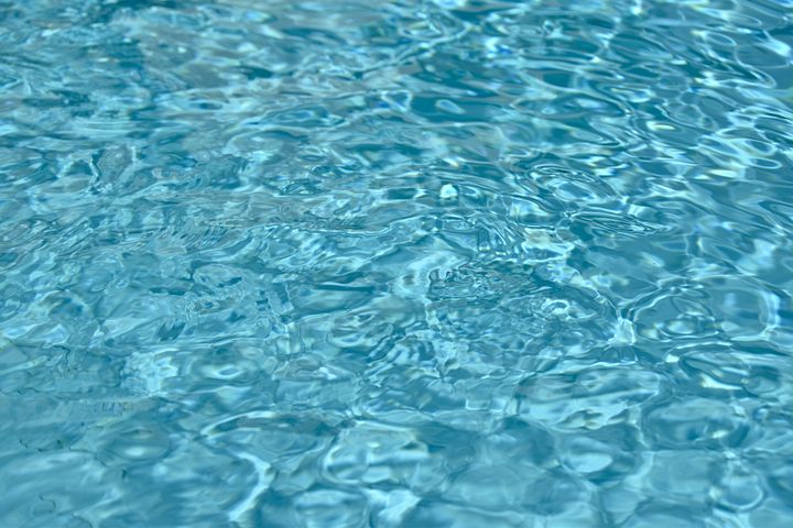 Modré vlnky na bazéně 